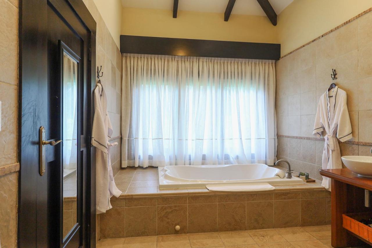 The Riverside Inn Бокете Экстерьер фото